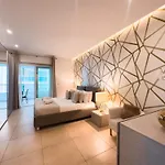 Luxury Seafront 3br With Pool By Arco Collection Apartman