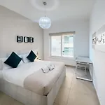 Luxury Seafront 3br With Pool By Arco Collection Apartman
