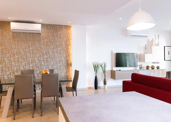 Luxury Seafront 3br With Pool By Arco Collection דירה *