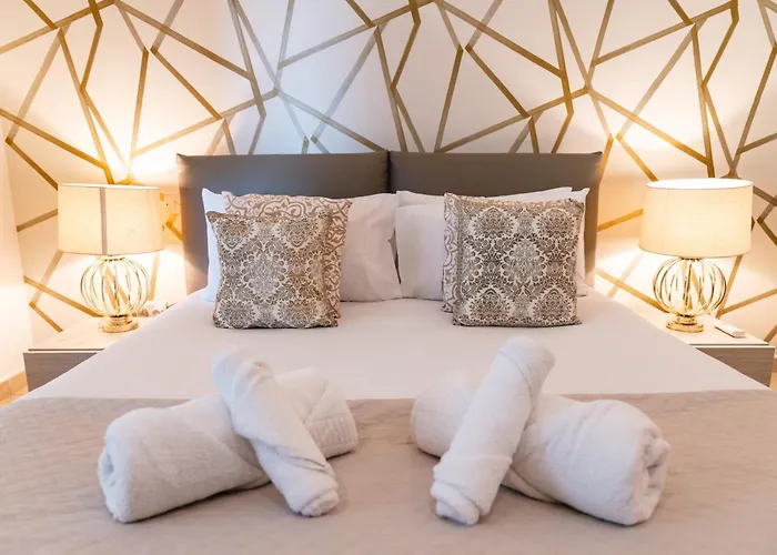 Luxury Seafront 3br With Pool By Arco Collection סליאמה