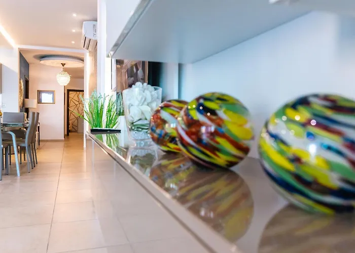 Luxury Seafront 3br With Pool By Arco Collection דירה *