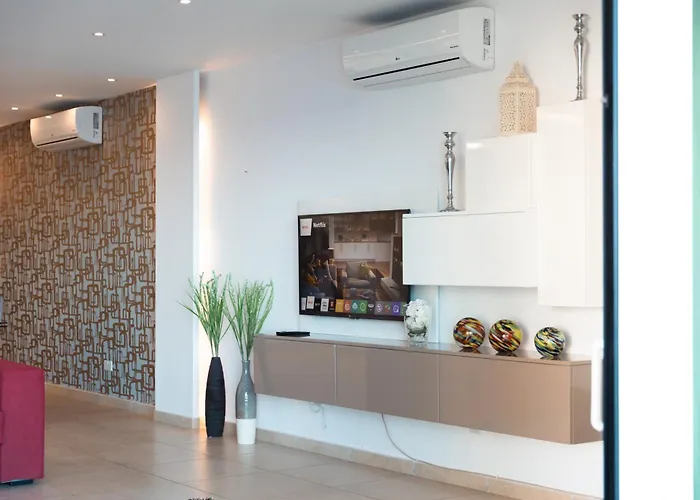 Luxury Seafront 3br With Pool By Arco Collection דירה *